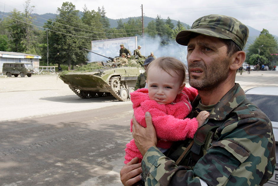 Российские военные помогают жителям Цхинвала. 10 августа