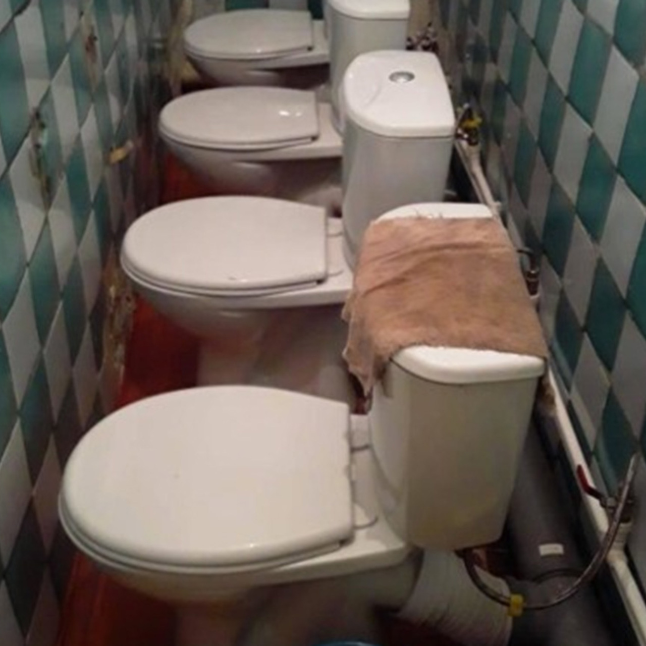 «Забота о безопасности»: В пригороде Улан-Удэ подростки нашли скрытую камеру в школьном туалете