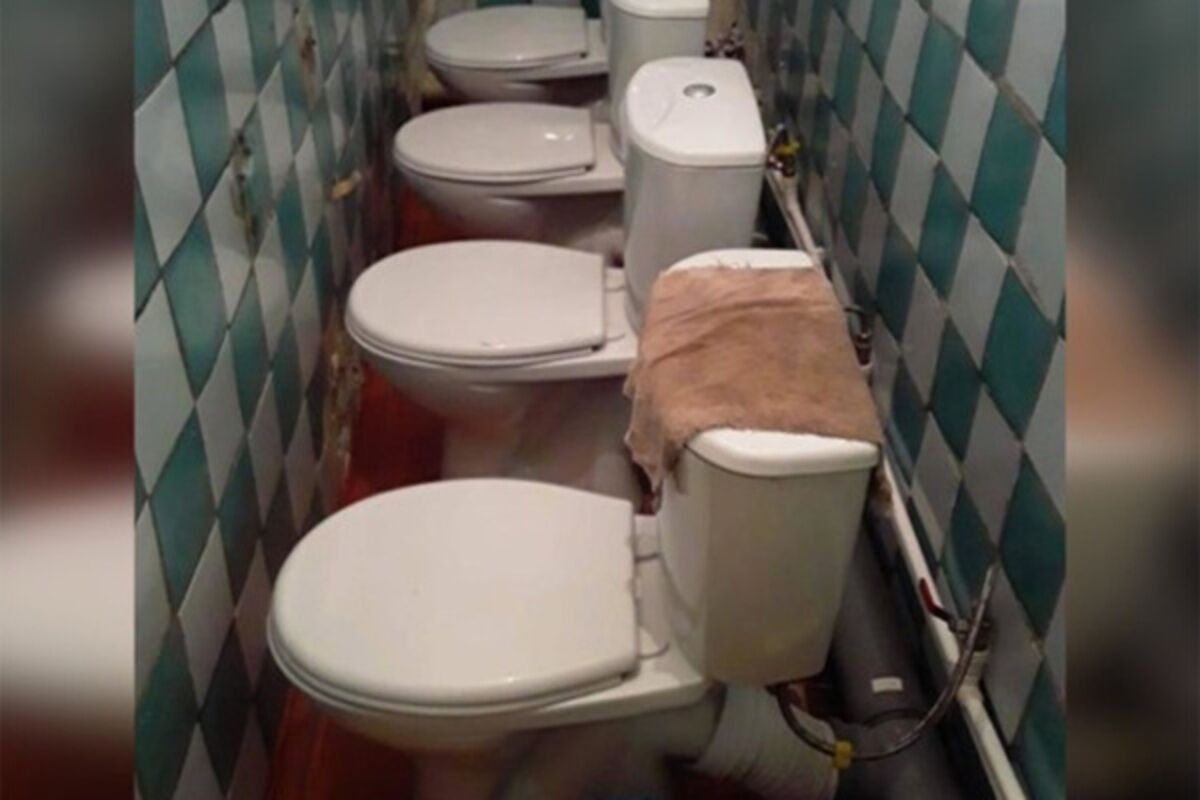 Школа без туалета. Туалет в школе. Современный туалет в школе. Туалеты в школах России. Туалетная комната в России.