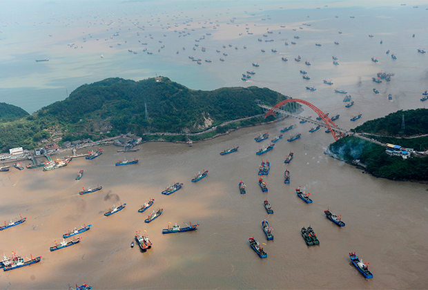 Рыбацкие лодки возвращаются в порт Нинбо в китайской провинции Чжэцзян