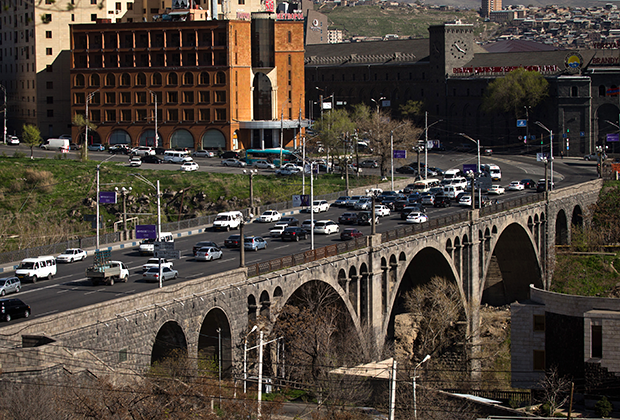 Мост Победы через реку Раздан в Ереване