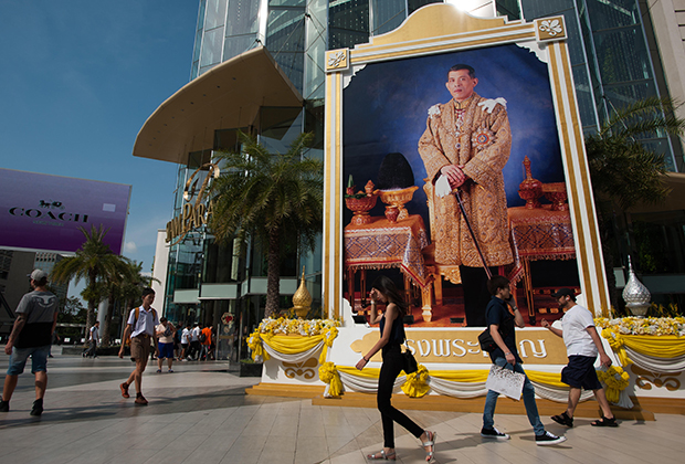 Постер с портретом короля у торгового центра в Бангкоке