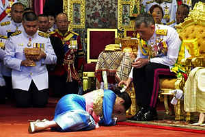 Полуголый король Карточные долги, десятки наложниц и роскошные вечеринки: как живет правитель Таиланда