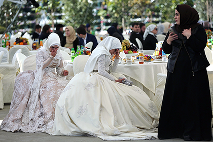 Невесту трахают толпой гости на свадьбе