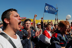 Лукашенко отказался от новых выборов. Его освистали бастующие рабочие Протесты в Белоруссии продолжаются восьмой день, к забастовкам присоединяются новые заводы