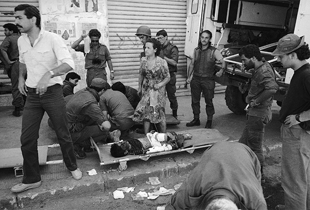 Израильские медики помогают детям, пострадавшим во время столкновений возле ливанского Бхамдуна. Июль 1982 года