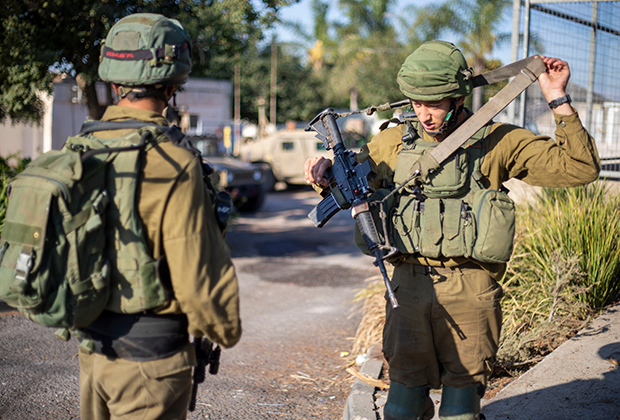 Израильские солдаты в поселке Авивим на границе с Ливаном во время обострения, 2019 год