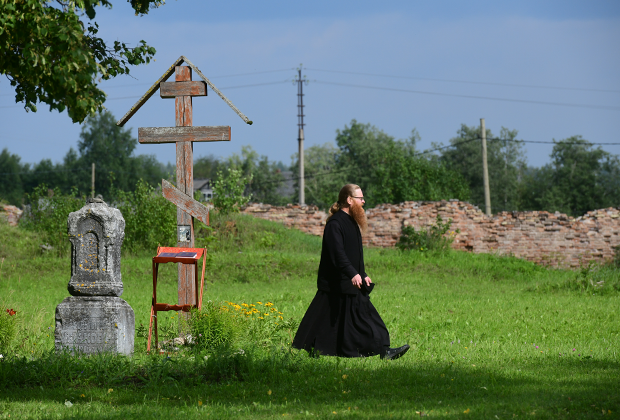 Отец Вениамин ведет службы в Александро-Ошевенском монастыре