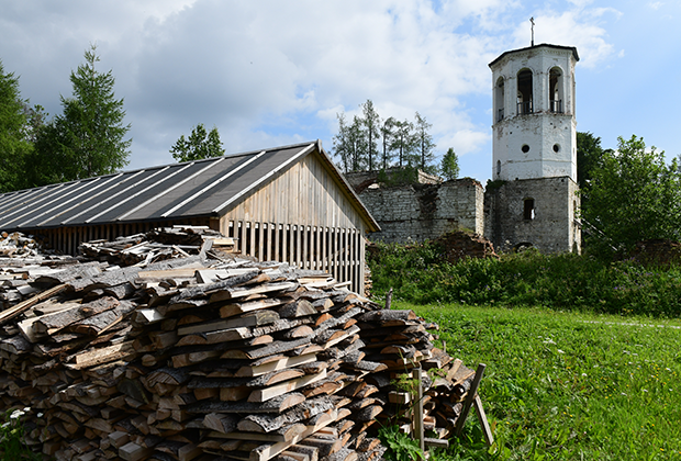 В Александро-Ошевенском монастыре запасают пиломатериалы для реставрации и дрова на зиму