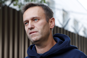 Навальный впал в кому Ему стало плохо в самолете. Он находится в реанимации