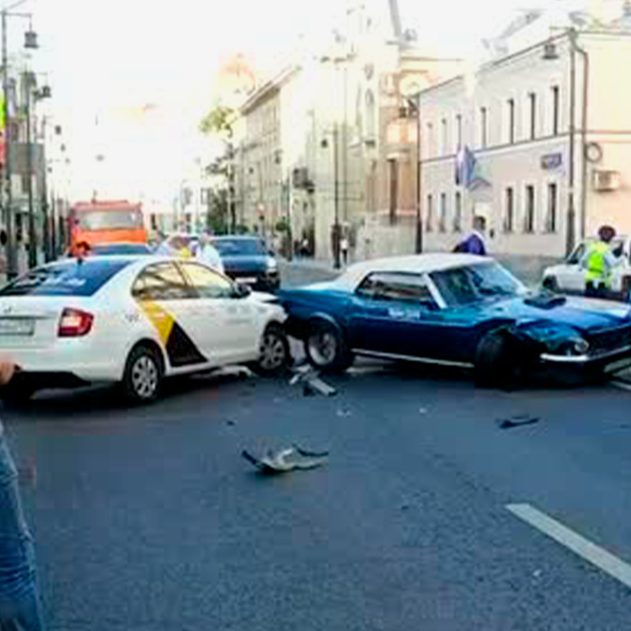 Арендованный Ford Mustang разбился в Москве и попал на видео: Движение:  Ценности: Lenta.ru