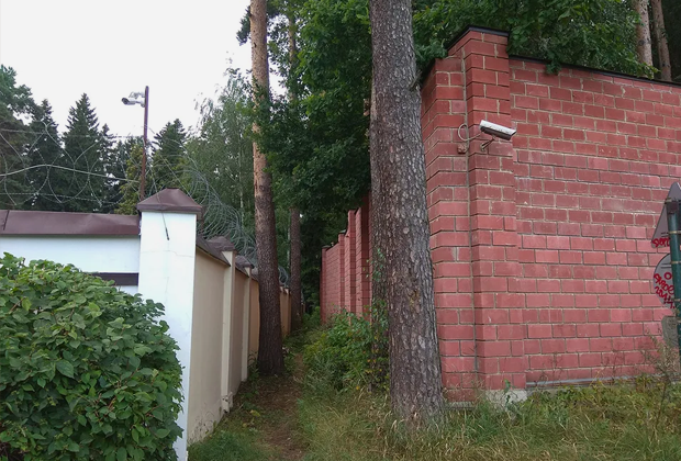 Забор вокруг предполагаемого места жительства Виктора Януковича в Подмосковье