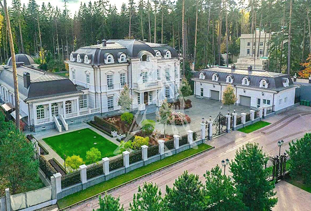 Уехал по делам: в сети показали фото дома Януковича в России, но его там не застали