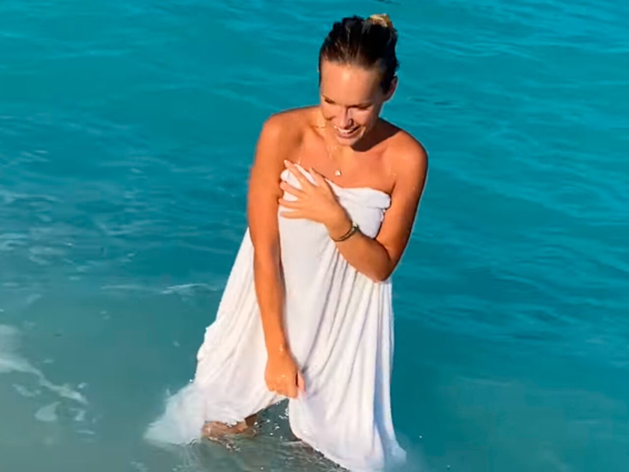 Красавица-спортсменка прогулялась по берегу моря в купальнике, показав великолепные формы: видео
