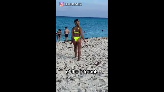 Сексуальные пляжные девушки на водных гидроциклах в бикини и без фото