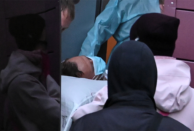 Навального выносят из омской больницы