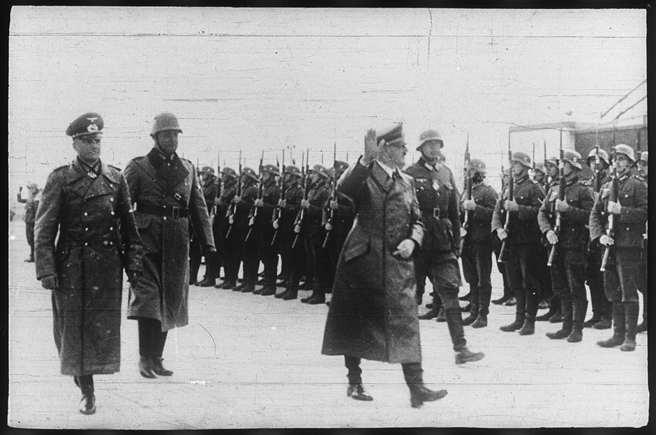 Гитлер и его генералы поздравляют военнослужащих вермахта с захватом Польши. 1939 год
