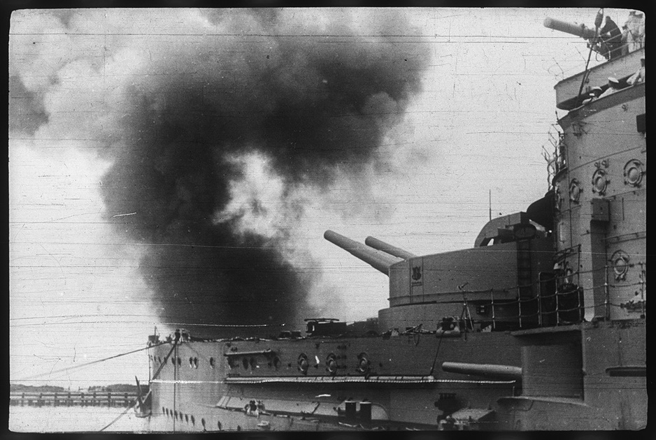 Немецкий броненосец «Шлезвиг-Гольштейн» во время утреннего обстрела полуострова Вестерплатте возле Данцига (Гданьска). Польша, 1 сентября 1939 года