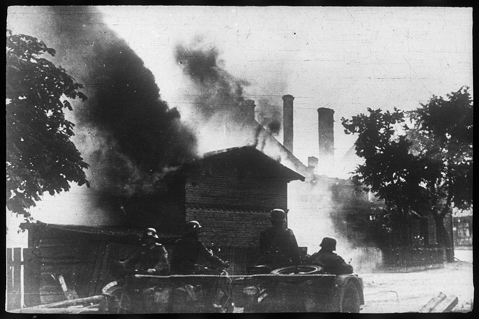 Горящие дома на пути продвижения немецкой армии по территории Польши. 1939 год