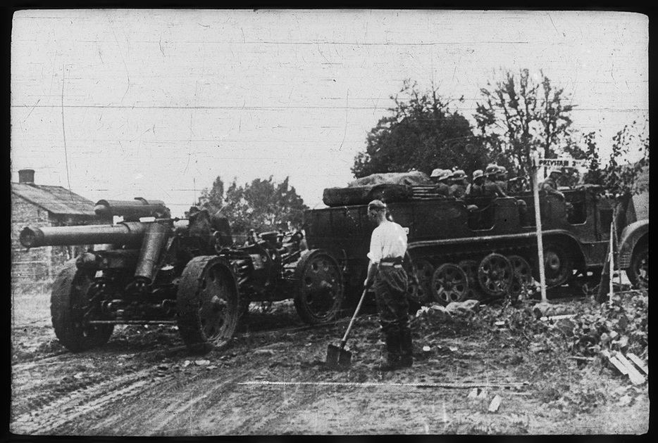Немецкий полугусеничный тягач Sd Kfz 7 тянет тяжелую полевую гаубицу калибра 150 миллиметров. Польша, 1939 год