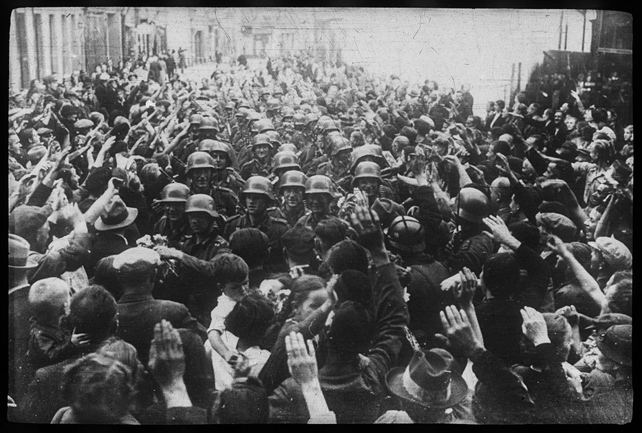 Местные жители (видимо, этнические немцы — национальное меньшинство в межвоенной Польше) встречают солдат вермахта. Польша, 1939 год