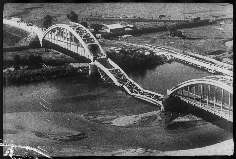 Разрушенный мост. Вид с бомбардировщика Хенкель He-111. Польша, 1939 год