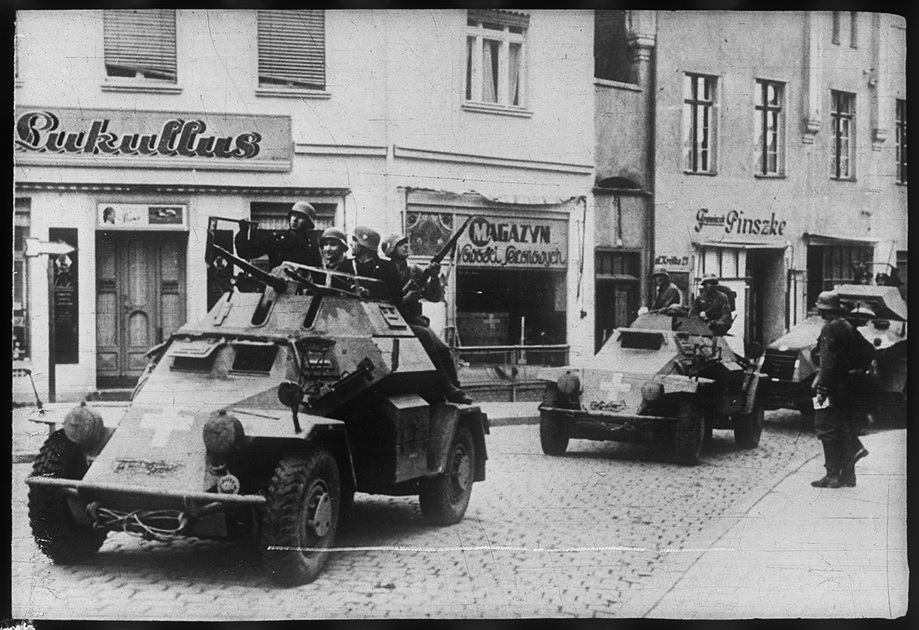 Немецкие легкие бронированные автомобили Sd.Kfz.222 и Sd.Kfz.221 на улице одного из захваченных городов. Польша, 1939 год