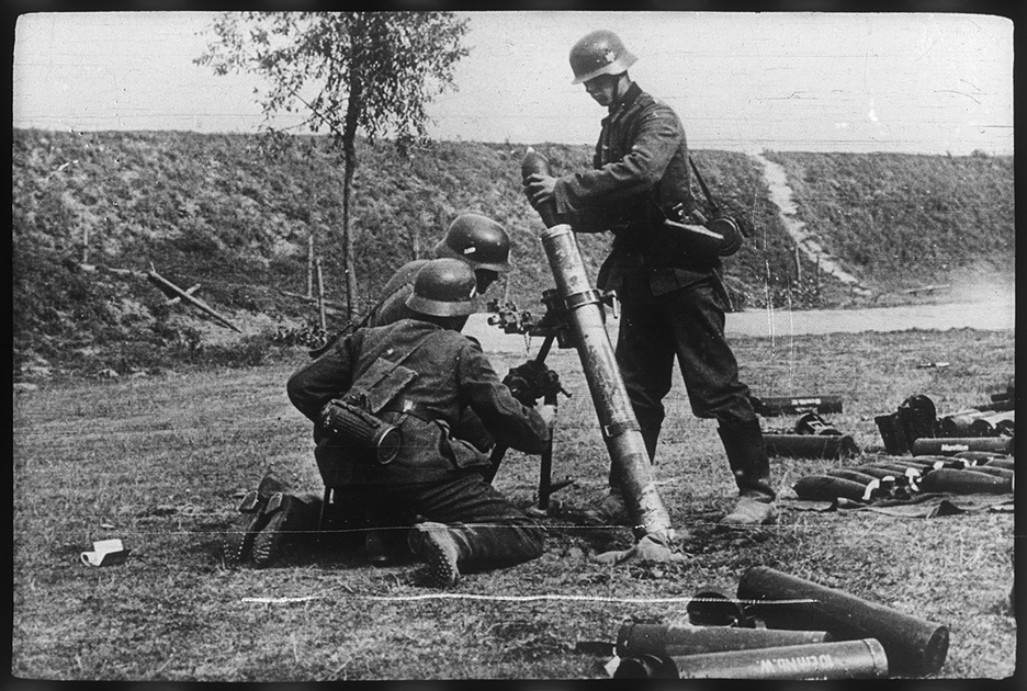 Немецкие минометчики ведут огонь из немецкого 100-миллиметрового миномета 10 cm Nebelwerfer 35. Польша, 1939 год