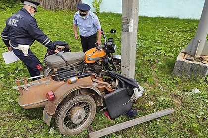 Пьяный россиянин протаранил столб на мотоцикле с двумя детьми в коляске