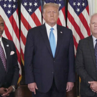 Слева направо: Джон Пондер, Дональд Трамп и специальный агент ФБР Ричард Бизли