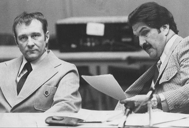 Говард Уиллард (слева) с адвокатом в зале суда