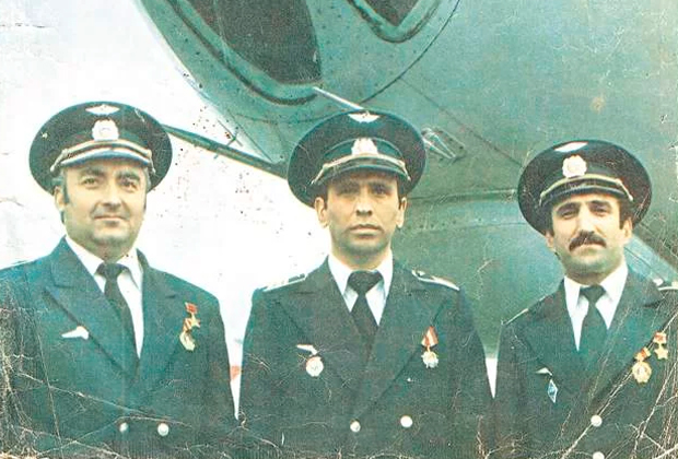 Слева направо: командир корабля Ахматгер Гардапхадзе, второй пилот Станислав Габараев и штурман Владимир Гасоян. Август 1984 года