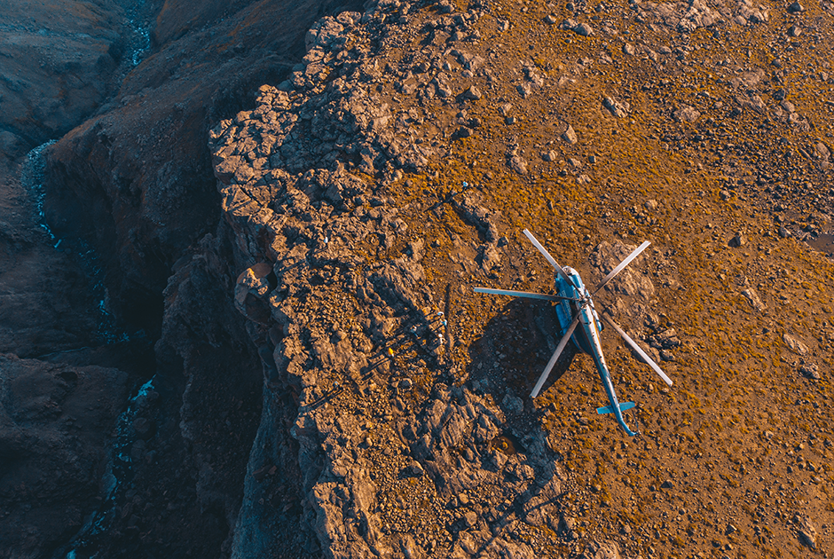 «Масштабы каньонов можно представить себе, посмотрев фотографию с коптера, где вертолет стоит недалеко от обрыва. Это Ми-8, один из крупнейших вертолетов в мире».