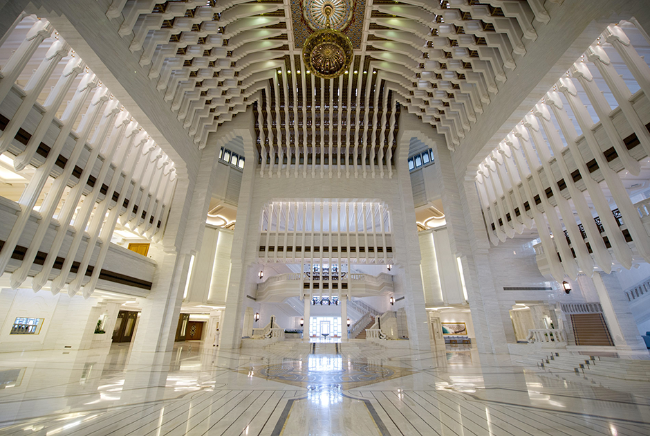 Интерьер дворца Амир Диван, расположенного в Дохе