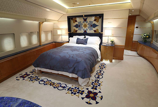 Спальня эмира в одном из его частных самолетов