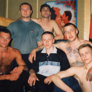 Александр Кушнеров (Саша Кушнер) — в центре. Белорусская исправительная колония №14 (ИК-14) «Новосады», 1999 год