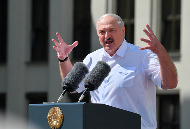 Лукашенко выступает перед собравшимися 16 августа на первом митинге в свою поддержку