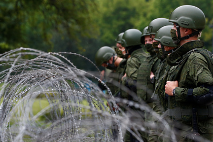 В центр Минска начали стягивать военную технику и силовиков