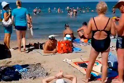 Забитые туристами пляжи российского курорта в последние дни лета попали на видео