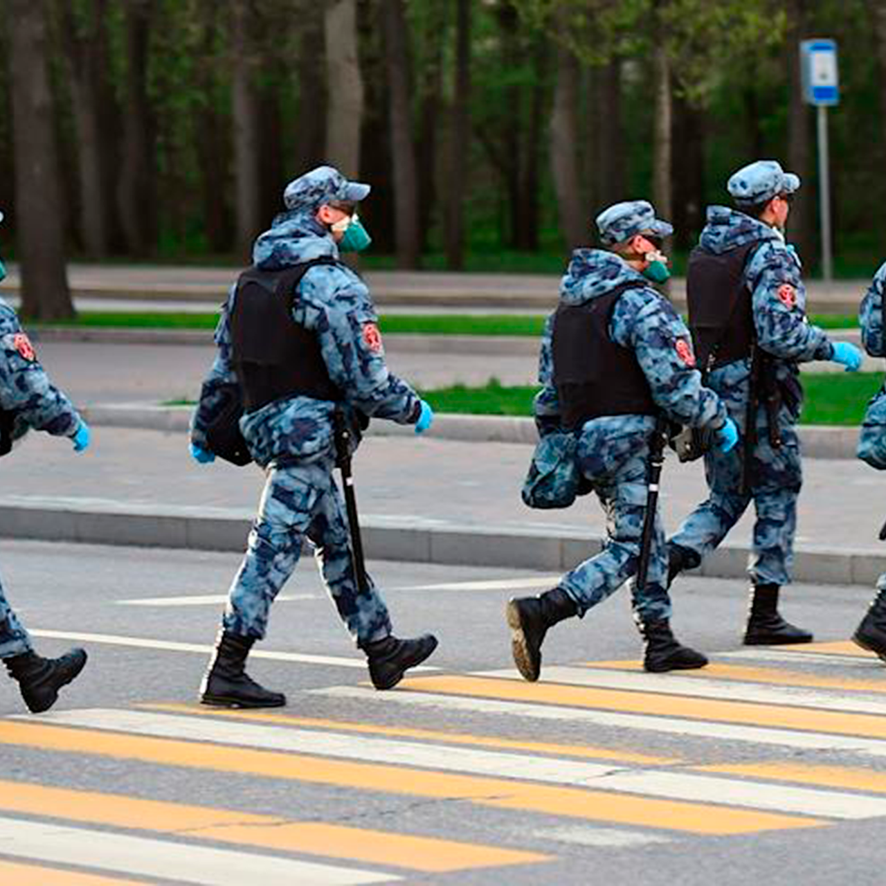 Полиция гонится за преступниками. Разрешаю! МВД. Городские патрули фото. 15000 Полицейским.