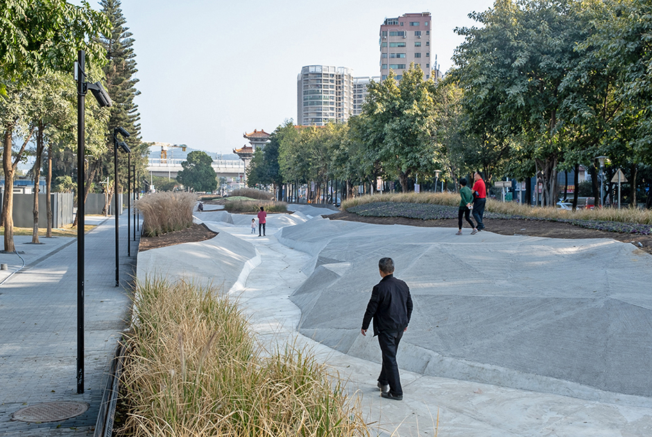 Архитекторы NODE разработали проект Memories on Terrain («Воспоминания о местности») для жителей сообщества Цяотоу китайской провинции Чжэцзян. Раньше здесь проходил открытый водный канал, который впоследствии спрятали в трубу. Теперь новое пространство напоминает замершую реку с береговой линией. 
