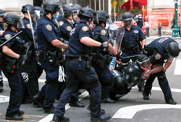 Полицейские задерживают протестующего в Нью-Йорке