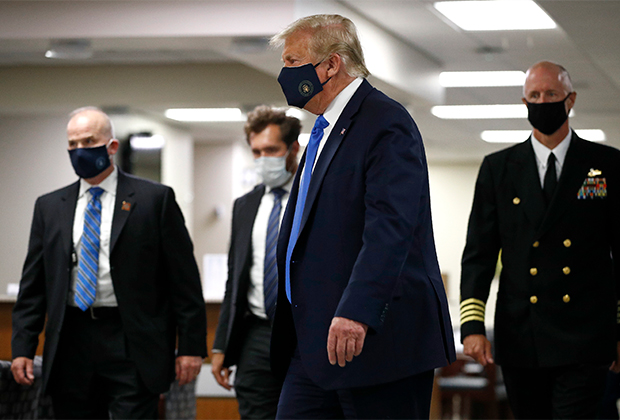 Президент США Дональд Трамп появился на публике в маске — впервые за долгое время