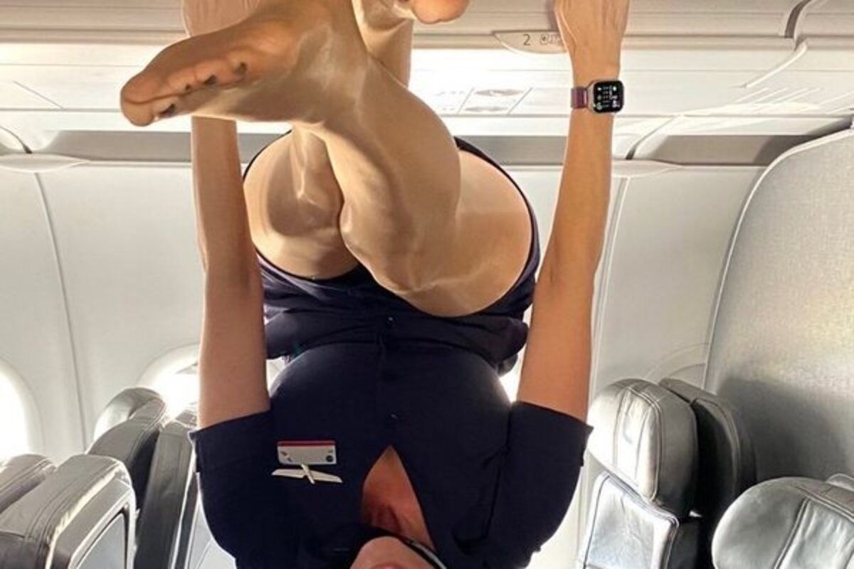 Голые девушки на борту самолета фото