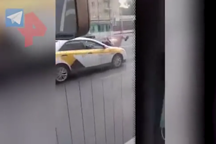 Голый россиянин прокатился на капоте такси и попал на видео