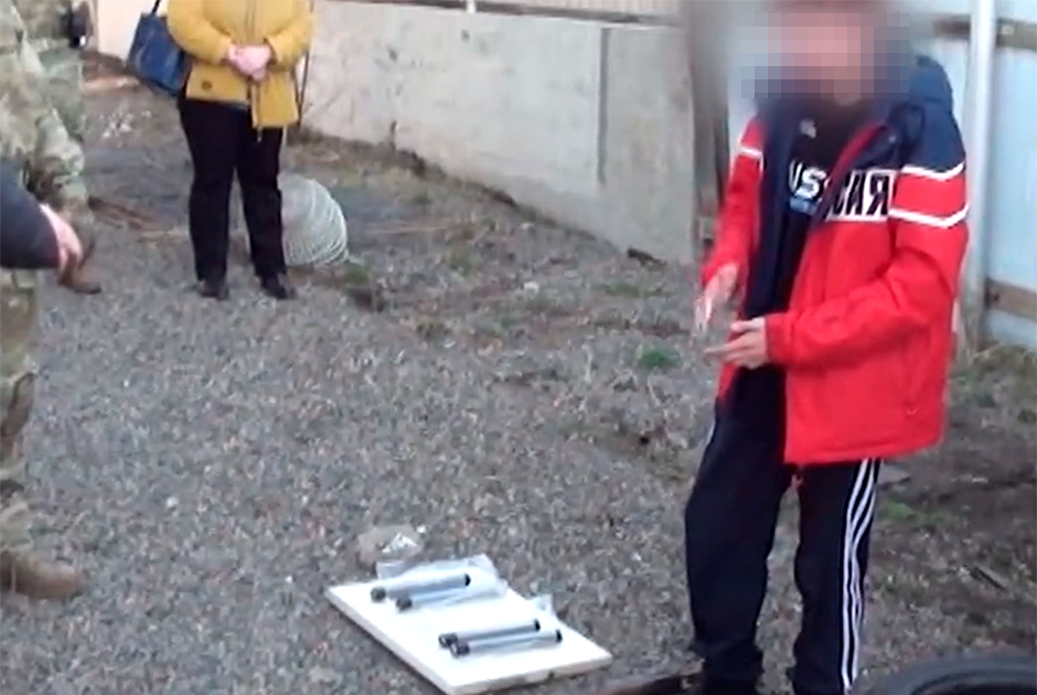 Кадры ФСБ с задержания 14-летнего подростка, готовившего вооруженное нападение на школу в Красноярске