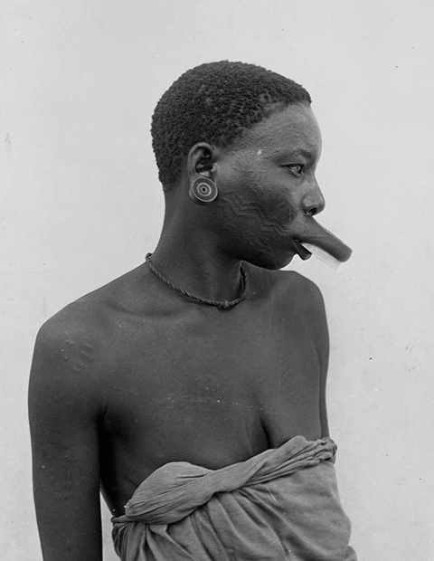 Женщина африканского происхождения с внедренным в губу диском, 1902 год