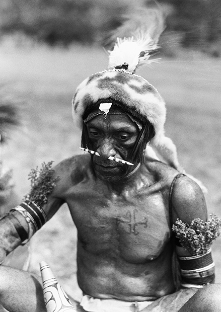 Воин Новой Гвинеи с проколотым носом, в который вставлена кость,1930 год