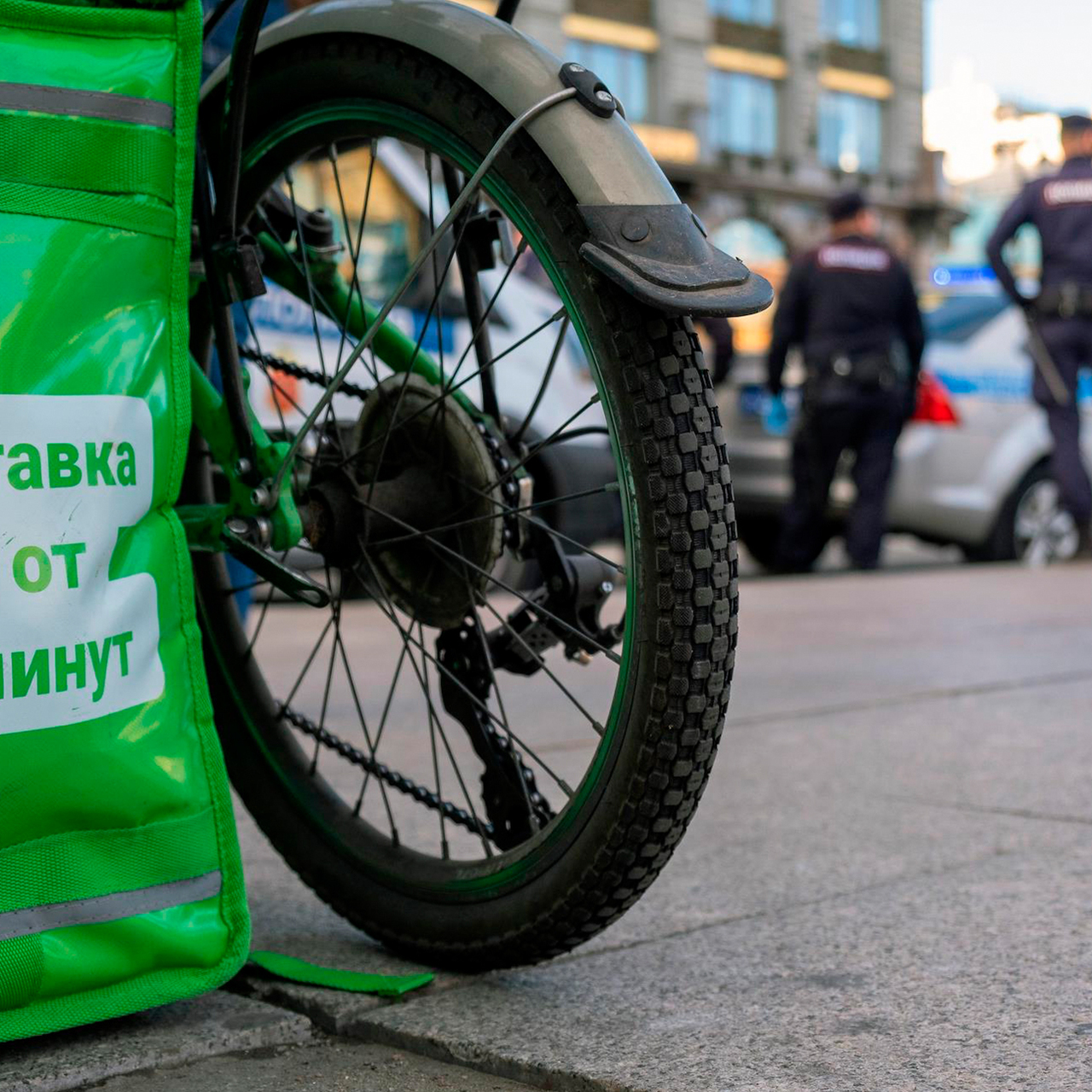 Курьер Delivery Club напал на подростков в Москве из-за их внешнего вида:  Общество: Россия: Lenta.ru