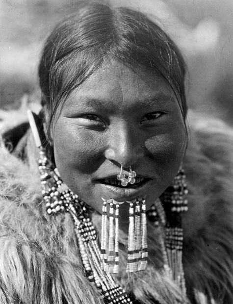 Снимок американского фотографа Эдварда Кертиса, на котором изображена жительница острова Нунивак, расположенного у берегов Аляски, США, 1930 год